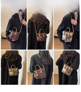 Petit sac seau à carreaux avec breloque chien en cuir et texture en laine chic