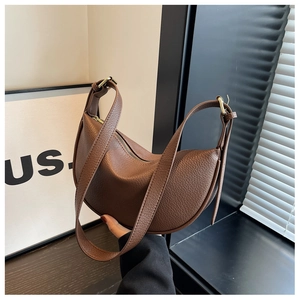 Détail du sac demi-lune marron en cuir grainé premium avec des finitions dorées