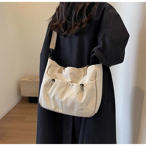 Detail der Canvas-Tasche mit Kordelzugtaschen und verstellbarem Gurt für den Alltag
