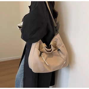 Minimalistische beige Canvas-Tragetasche mit Kordelzug und verstellbarem Gurt am Modell