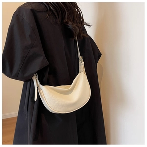 Détail du sac Hobo blanc crème avec texture en cuir grainé lychee de haute qualité