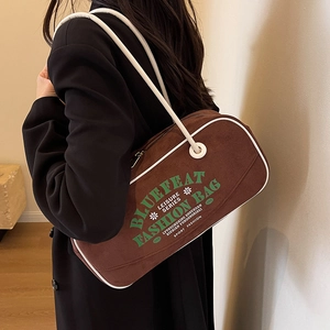 Sac bandoulière rétro marron mat en forme de polochon avec passepoil contrasté