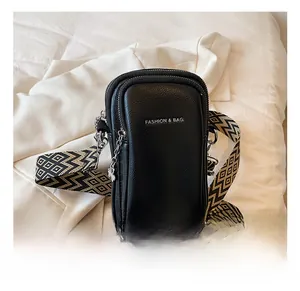 Détail du sac à bandoulière en cuir noir avec sangle ethnique et pendentif en étoile