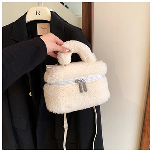Detailansicht der flauschigen Kunstfell-Handtasche mit silbernem Doppelreißverschluss