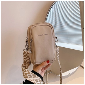 Détail du sac à téléphone beige en cuir avec bandoulière tissée à motif de vagues larges