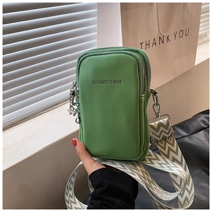 Mini sac bandoulière vert en cuir avec sangle géométrique et breloque papillon argent