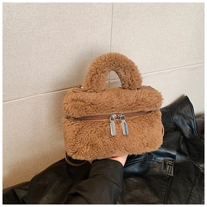 Detailansicht der braunen Plüschtasche aus Lammfellimitat mit Silberreißverschluss