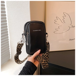 Détail du sac de téléphone en cuir grainé noir avec bandoulière large à vagues jaunes