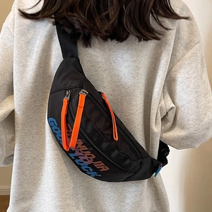 Grote zwarte nylon crossbodytas voor dames met kleurrijke Good Luck-opdruk