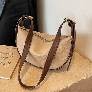 Sac à bandoulière minimaliste beige en cuir grainé avec lanières marron contrastées