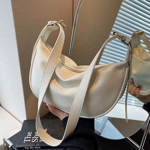 Sac à bandoulière demi-lune en cuir blanc grainé avec détails dorés élégants
