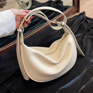 Sac à épaule chic en cuir grainé crème de forme croissant avec fermeture dorée