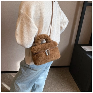 Braune Teddy-Plüsch Mini-Box-Tasche mit Leder-Schultergurt an einem Modell gezeigt