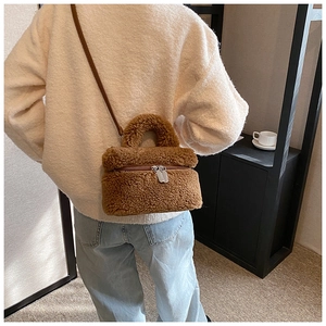 Detail van bruine teddy fleece crossbodytas met dubbele rits en verstelbare riem