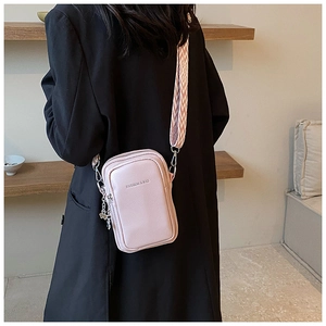Sac bandoulière rose en cuir grainé avec sangle large et pendentif fleur en métal