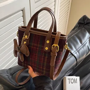 Sac Seau en Laine Plaid Rétro pour Femmes Sac Bandoulière Tartan Vintage Avec Pendentif Chien et Bandoulière Réglable Petit Sac à Main