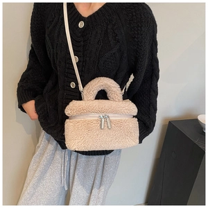Detail der flauschigen beigen Plüschtasche mit Lederriemen getragen zum Freizeitoutfit