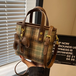Sac seau en laine à carreaux avec garniture en cuir et charm ours d'automne