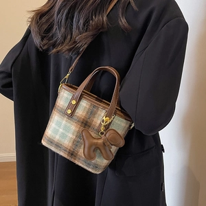 Sac seau vintage en tweed à carreaux avec bandoulière en cuir et breloque chien