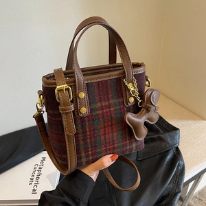 Sac fourre-tout en laine à carreaux de style anglais avec bandoulière en cuir brun