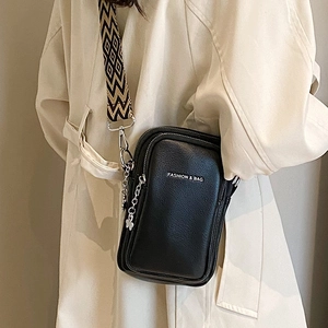 Sac bandoulière noir pour téléphone avec sangle géométrique et détails argentés chics