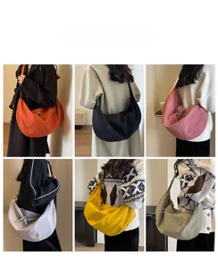 Vues détaillées des sacs bandoulière demi-lune en toile en plusieurs couleurs