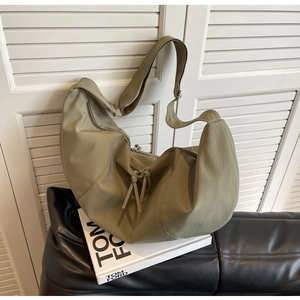 Vue détaillée du grand sac croissant vert olive avec bandoulière réglable et fermeture éclair