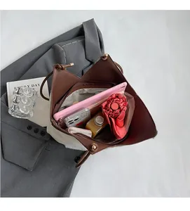 Draufsicht auf die Innenseite der Plüsch-Tasche mit Platz für Handy und Kosmetik