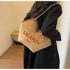 Detailansicht der hellbraunen Plüschtasche mit MEAROY Stickerei und Lederbesatz Details