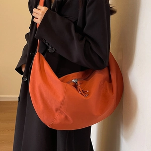 Grand sac bandoulière orange en toile en forme de croissant avec pompon pour femme