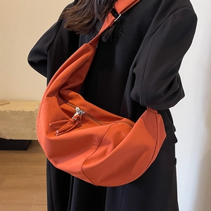 Grand sac à bandoulière en toile en forme de croissant pour femme en orange rouille