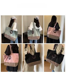 Collage de grands sacs fourre-tout multicolores portés par des mannequins stylés