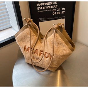 Detail der kamelfarbenen Plüsch-Shopper mit MILAFOY Italy Stickerei und Gold-Elementen