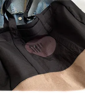 Vue rapprochée du sac cabas bicolore montrant le logo GOCO et la texture du tissu
