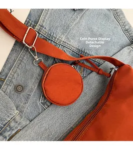 Détail du sac bandoulière en nylon caramel avec porte-monnaie rond amovible et sangle