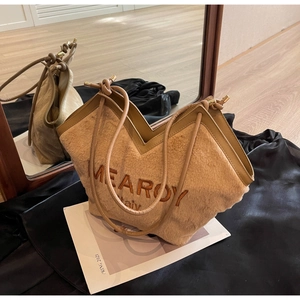 Detailansicht der flauschigen Tote Bag mit Stickerei und Kordelzug-Griffen