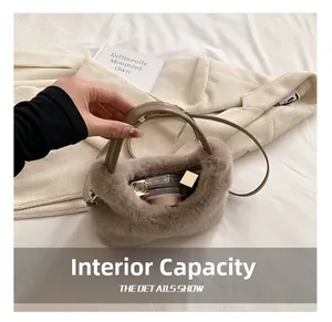 Capacité interne du sac à main en peluche montrant le rouge à lèvres et le poudrier