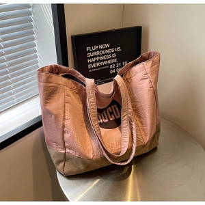 Détail du grand cabas en toile rose poudré avec logo MOCO et base renforcée en kaki