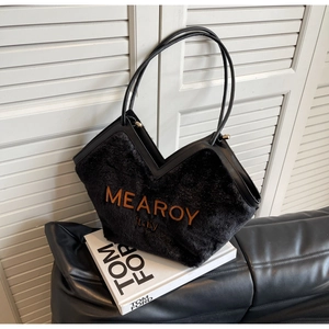 Nahaufnahme der schwarzen Plüsch-Tote-Bag mit orangefarbener MEAROY-Stickerei