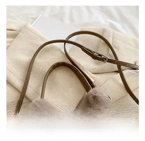 Détail de la texture en fausse fourrure douce et de la bandoulière en cuir du sac en peluche
