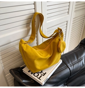 Détail du sac croissant jaune gingembre en toile avec bandoulière et mini porte-monnaie