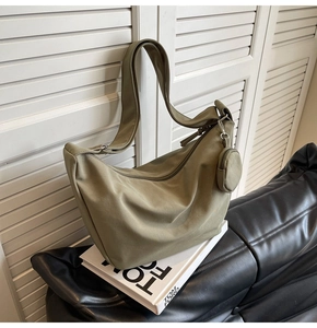 Détail du sac dumpling en nylon vert armée avec porte-monnaie rond amovible et fermeture