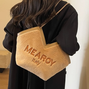 Plüschige Shopper-Tasche aus Kunstpelz in Camel mit Lederriemen und Stickerei