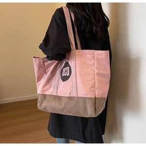Vue de profil du sac cabas rose et marron montrant sa grande capacité et son design