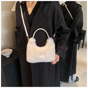 Détail du sac bandoulière en fausse fourrure blanche avec lanière en cuir souple
