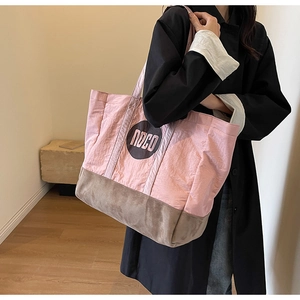Détail du sac cabas en toile rose et kaki avec logo NOCO et grand espace intérieur