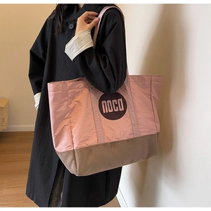 Détail du grand sac cabas en nylon rose et marron avec logo NOCO et bandoulière