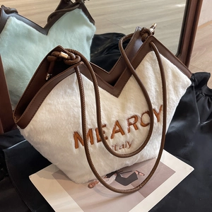Weiße Webpelz-Tragetasche mit braunen Lederriemen und Logo-Stickerei für Damen