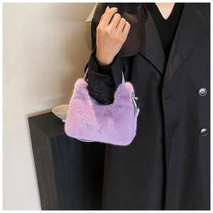 Gros plan du sac en peluche lavande avec écusson en cuir Love Every Day et texture douce
