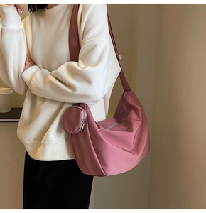 Détail du sac croissant en nylon rose clair imperméable avec mini porte-monnaie assorti